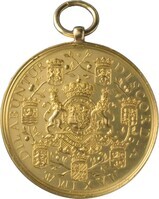 TMNK 02269
<br/>
Beloningspenning van de Staten-Generaal aan bevelhebber Wolter Jan baron Bentinck, die bij Doggersbank gestreden heeft.
<br/>
<em>Swinderen, Nicolaas van (1705-1760)</em>